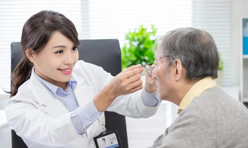 剛進(jìn)入40歲，你能接受戴老花鏡嗎？