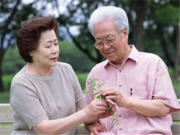 老花鏡科普：老人該如何緩解老花眼？