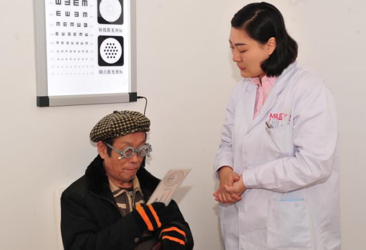 老花鏡多年不換危害大，佩戴前要做專業(yè)檢查