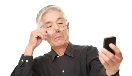 老花眼用手機發(fā)信息成了奢侈，六十歲的困惑看他怎么解決
