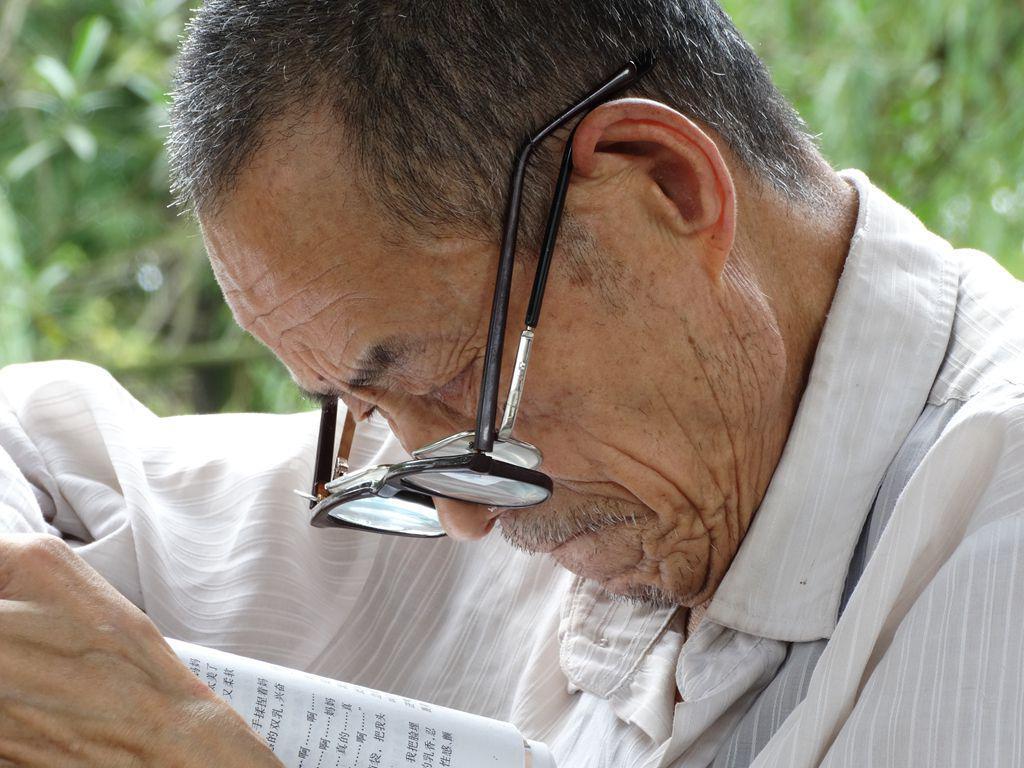 “老花眼”誰都避不開，哪些癥狀說明眼睛提前“花”了？